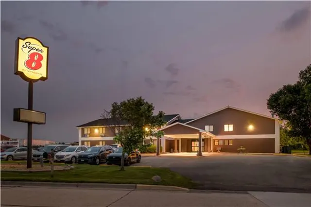 Super 8 by Wyndham Blue Earth