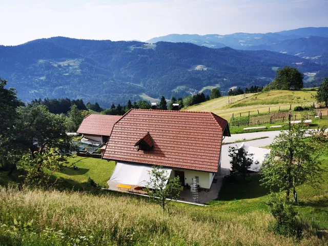 Turisticna kmetjia Davcen