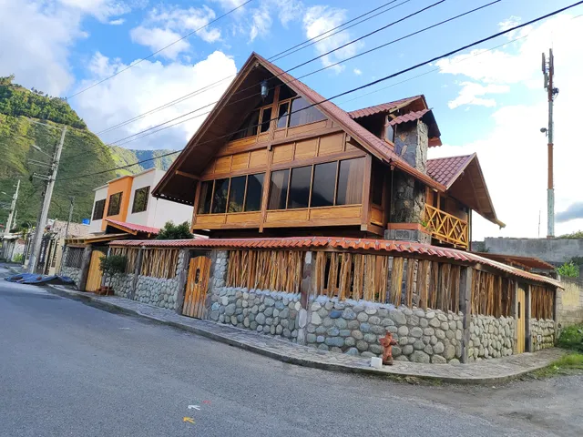Caoba Lodge / Baños de Agua Santa