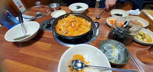 시골통돼지볶음전문점