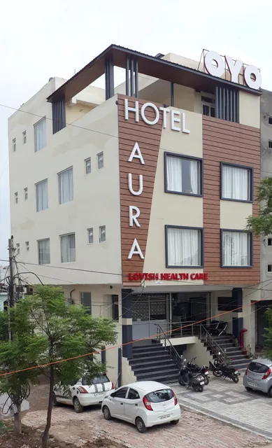 OYO 44021 Hotel Aura