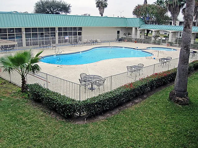 Luxury Inn & Suites East Houston