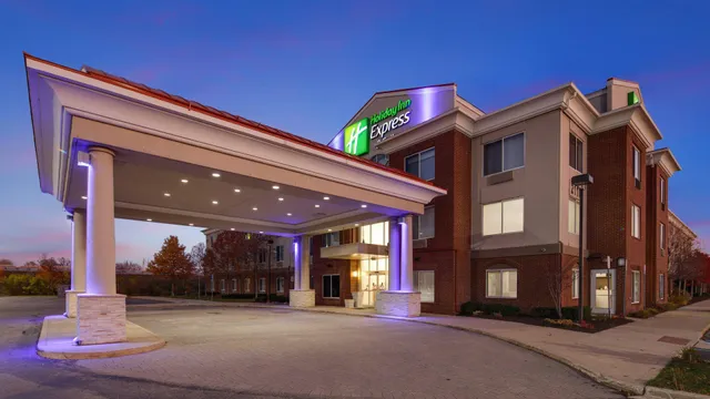Holiday Inn Express & Suites Detroit - Farmington Hills by IHG