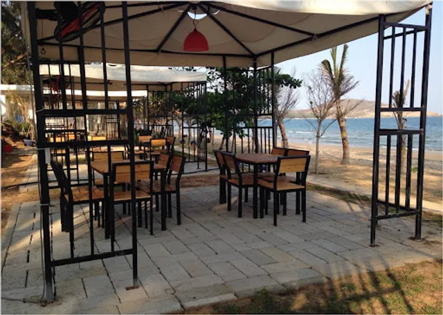 VỊNH HÒN RƠM - Camping & Seafood Restaurant