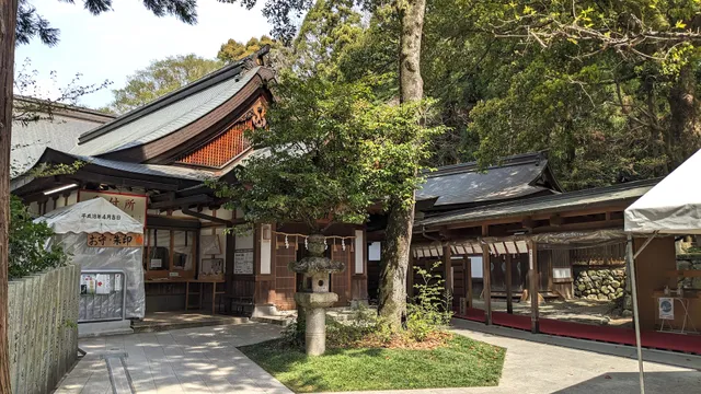 Meikei-den, and Hiraoka Jinja Shamusho (Office)