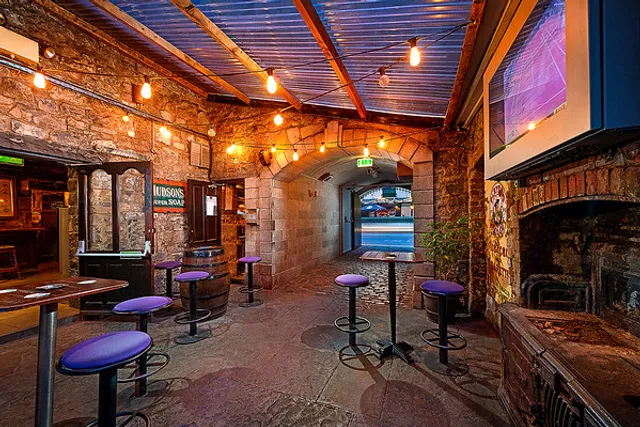 Cruises Bar & Restaurant