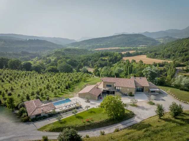 Domaine de Chabanne : Chambres D'hôtes, avec piscine, salle de fitness, espace bien-être et spa, Drôme Provençale
