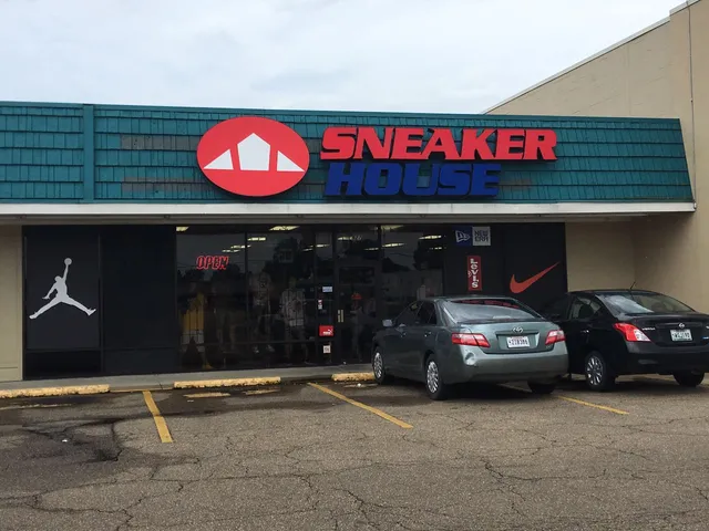 SNEAKER HOUSE
