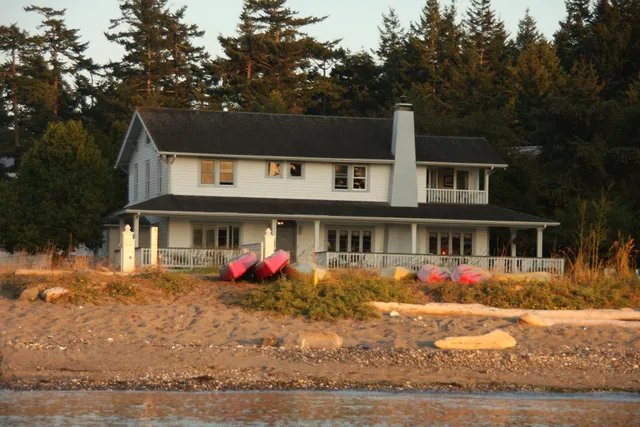 MacKaye Harbor Inn