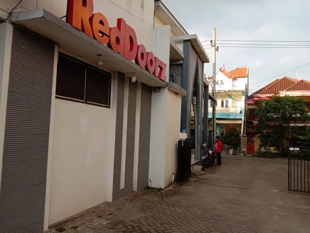 RedDoorz near Plaza Araya