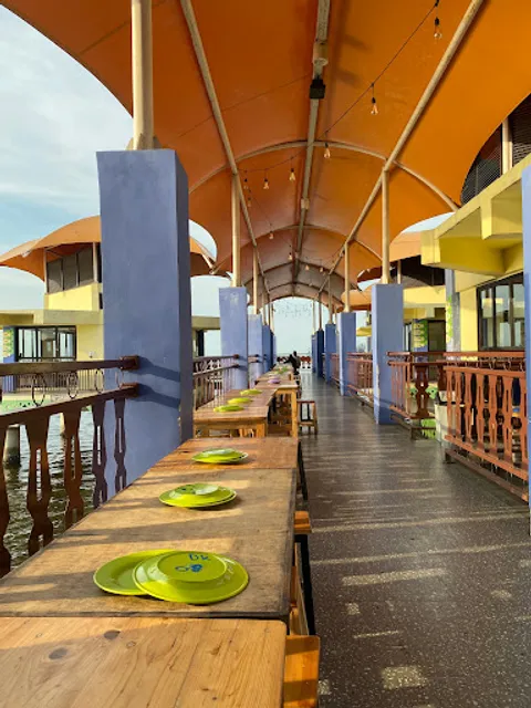 Resto Apung Muara Angke