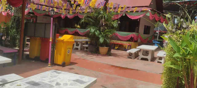 Wat Tha Ka Rong Floating Market