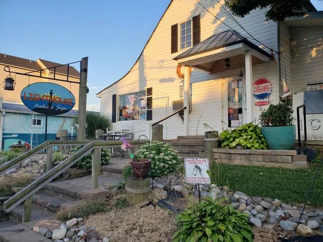 Lighthouse Market & Signs