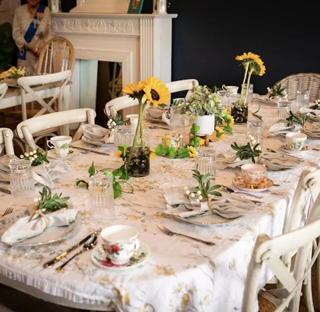 Teapots & Treasures Café