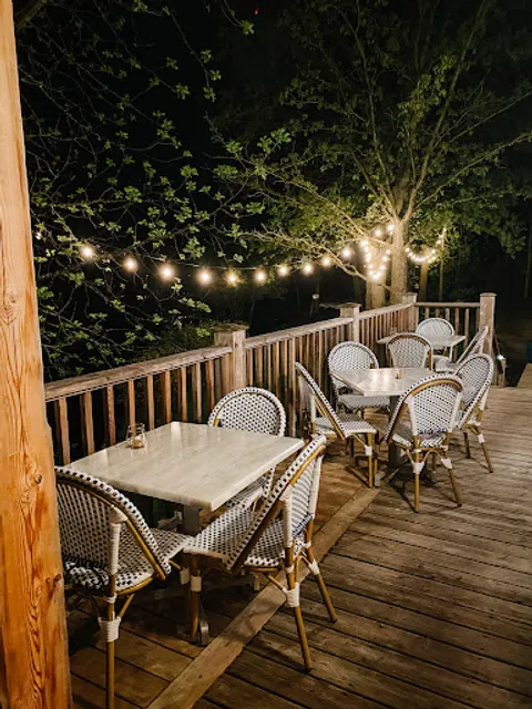 1827 Wine and Cheese Lounge