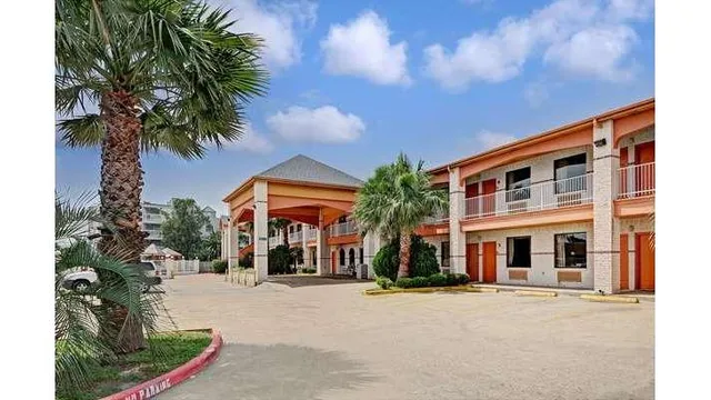 Super 8 by Wyndham Galveston