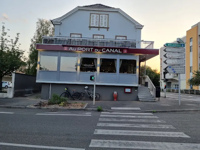Au Port Du Canal