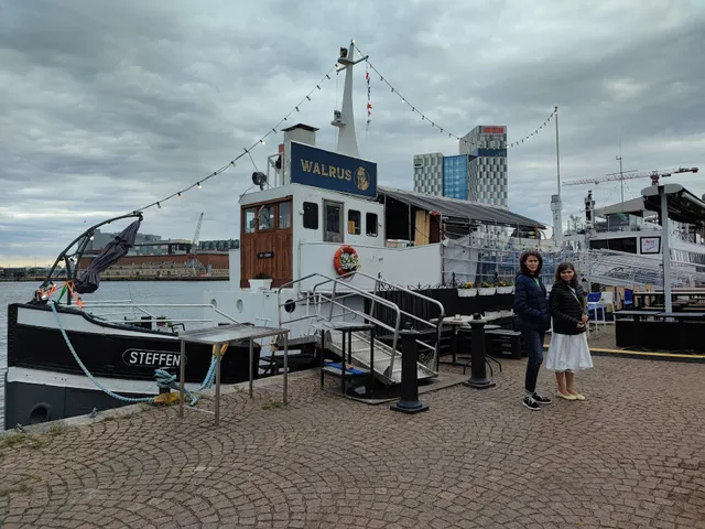 Bar & Pizza Boat Walrus
