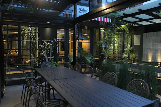 No. 3 Cafe Arts and Lounge