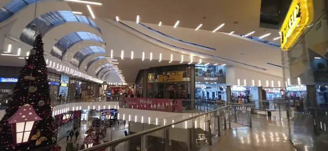 Centro Comercial Metrópolis +