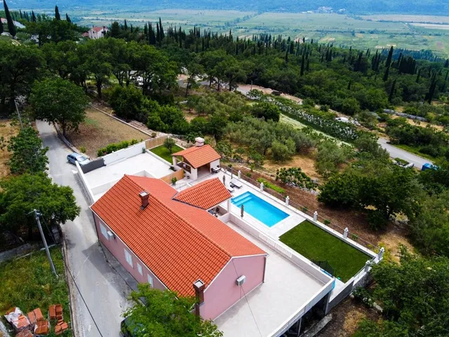Villa Dragi?, Pridvorje