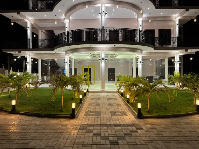 Ashlyn & Abigail Mango Mansion