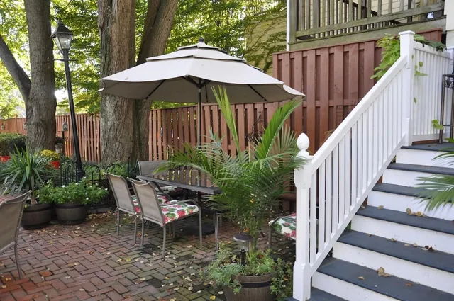 Richard Johnston Inn & 1890 Caroline House