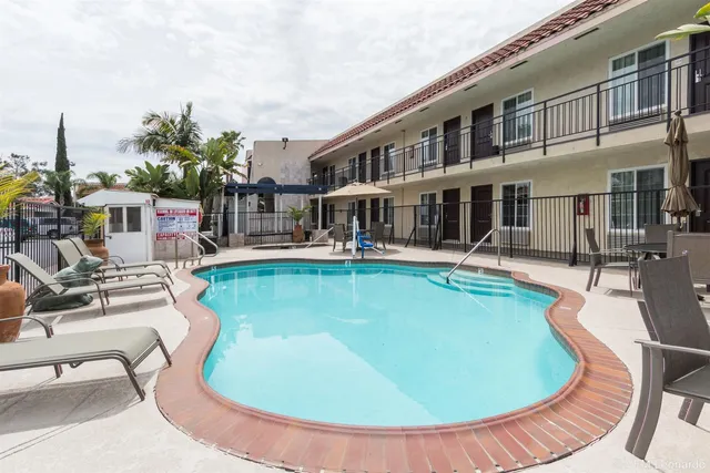 Econo Lodge Inn & Suites Escondido Downtown