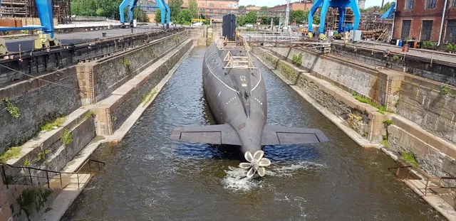 Kompleks Zavodskikh Postroyek U Shlyupochnogo Kanala