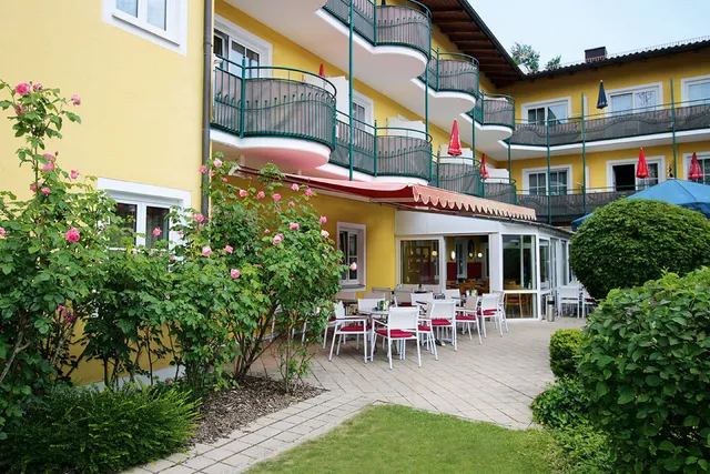 Promenade Hotel Café