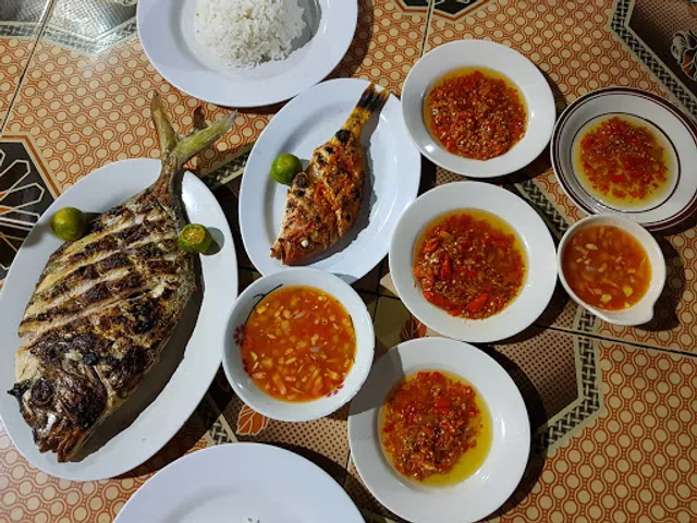 Rumah Makan Bobara Mongkonai Pinggir Jalan