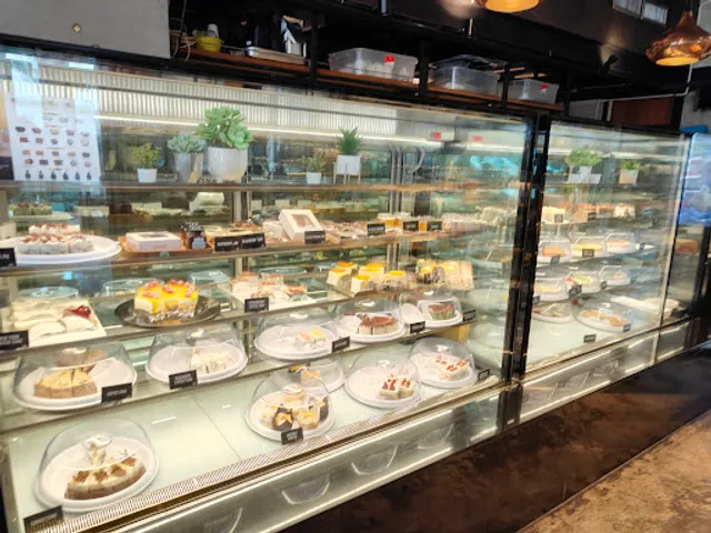 White Flower Factory - ครัวดอกไม้ขาว