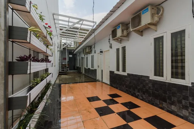 RedDoorz Plus near Universitas Methodist Medan