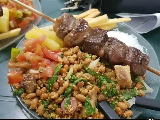 Jantinha Premium - espetinho, feijão tropeiro, arroz frito