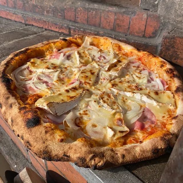 Pizza-Braises. Pizza au feu de bois