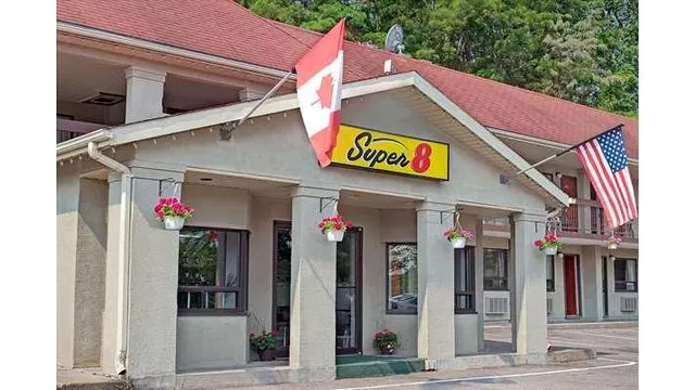 Super 8 by Wyndham Niagara Falls North