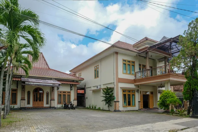 RedDoorz @ Savitri Hotel