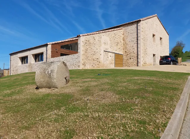 Gîte Au Vent des Collines gîte de groupe avec piscine intérieure en Vendée à de 5mn du Puy du Fou
