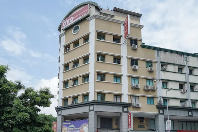 OYO 89717 Budget Star Hotel