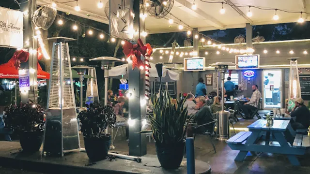 Fifth Avenue Streatery