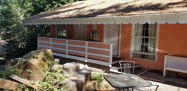 Madrona Motor Court Cottages