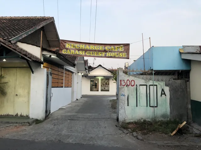 Recharge & Garasi Homestay