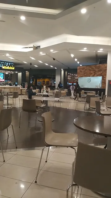 Patio de comida Mallplaza Los Dominicos