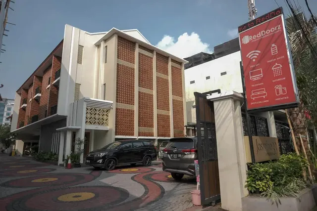 RedDoorz Premium near Ragunan Zoo 2