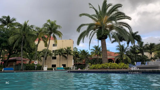 Fontainebleau Milton Apartments