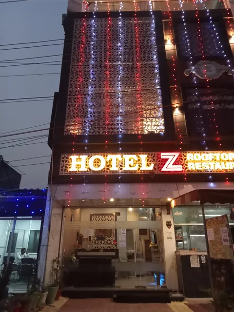 OYO 61261 Hotel Z