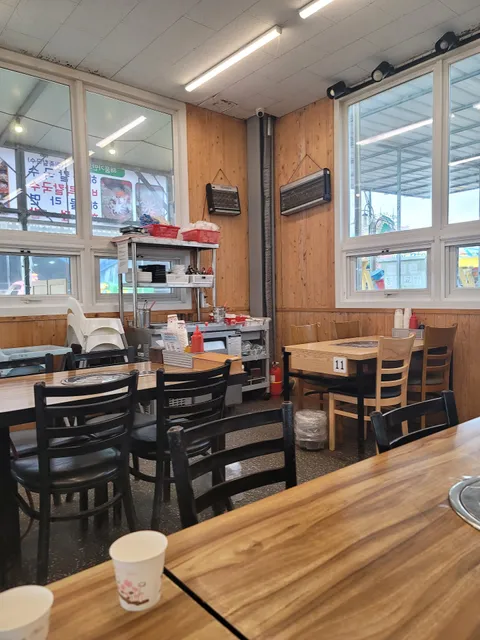 해품가 바다를 품은 횟집