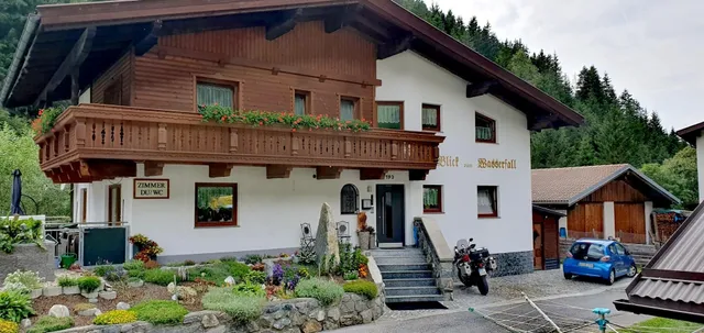 Blick zum Wasserfall