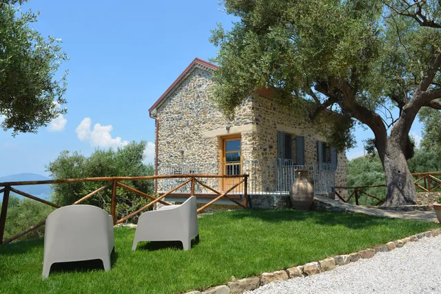 Villa con Piscina nel Cilento 𝐂𝐚𝐬𝐨𝐥𝐚𝐫𝐞 𝐂𝐞𝐧𝐭𝐨𝐮𝐥𝐢𝐯𝐢 𝐋𝐮𝐱𝐮𝐫𝐲 & 𝐂𝐡𝐚𝐫𝐦𝐞