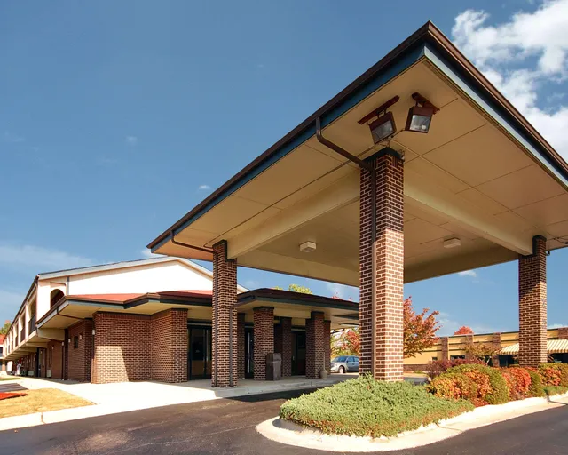 Econo Lodge Inn & Suites Huntsville University Area
